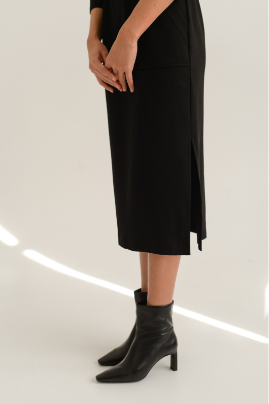 Платье из трикотажа длины миди